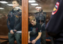 Следователи попросят Тверской районный суд продлить футболистам-дебоширам Павлу Мамаеву и Александру Кокорину арест еще на два месяца