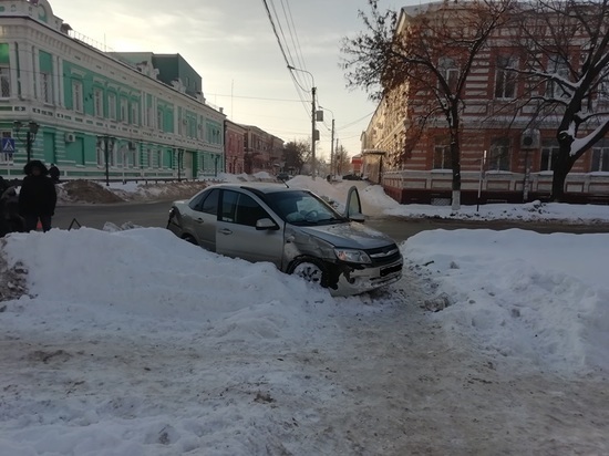 В Оренбурге столкнулись  две «Лады-Гранты», пострадали несовершеннолетние пассажиры