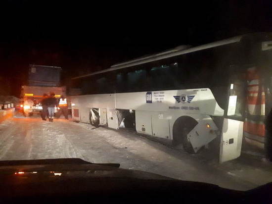 Под Усть-Кутом попал в аварию автобус с пассажирами