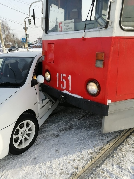 Иномарка угодила под трамвай в Бийске