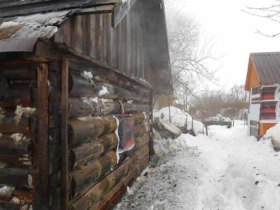 В Сычевке Смоленской области горела деревянная баня