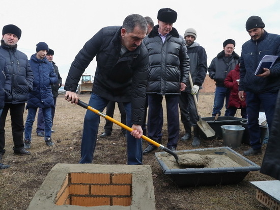 Евкуров помог в закладке капсулы в основание будущей школы в Плиево