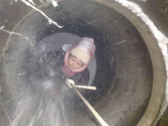 На Камчатке ребенок провалился  в канализационный колодец