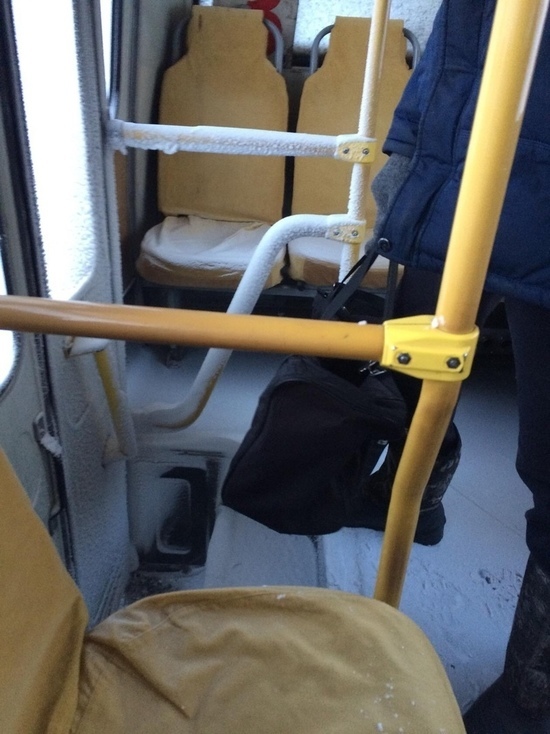 Жители Заринска в морозы вынуждены добираться до работы в обледенелых автобусах