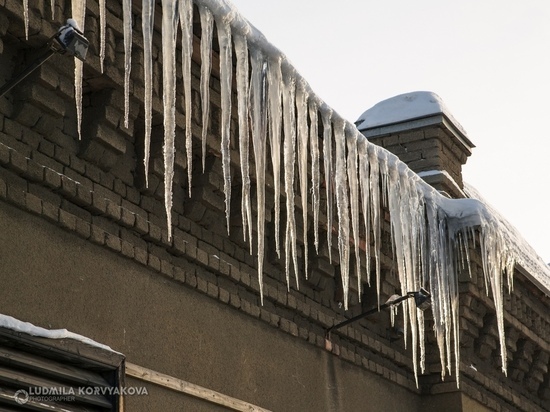 Петрозаводчанку травмировало куском льда, упавшим с крыши многоэтажки