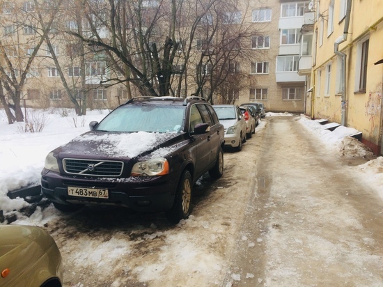 В Смоленске лед, упавший с козырька балкона, повредил иномарку