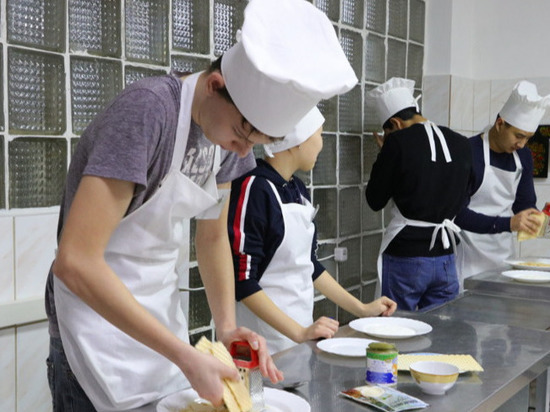 Калмыцкий колледж дал старшеклассникам кулинарный мастер-класс