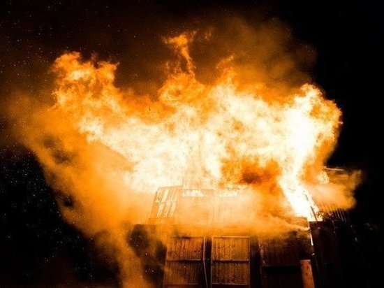 В столице ЯНАО огонь разгорелся внутри стен жилого дома
