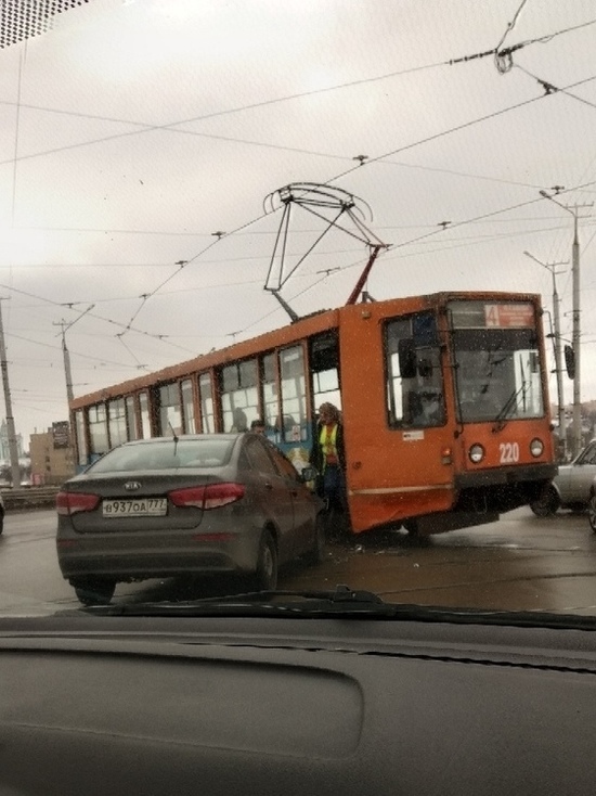 В Смоленске иномарка протаранила трамвай