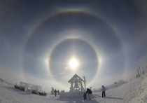 Из-за сильных морозов, установившихся в Екатеринбурге и других городах Свердловской области увидели в небе гало – завораживающий круг света, окружающий солнечный диск