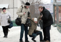 Капризы московской погоды привели к образованию ледяной корки на столичных тротуарах