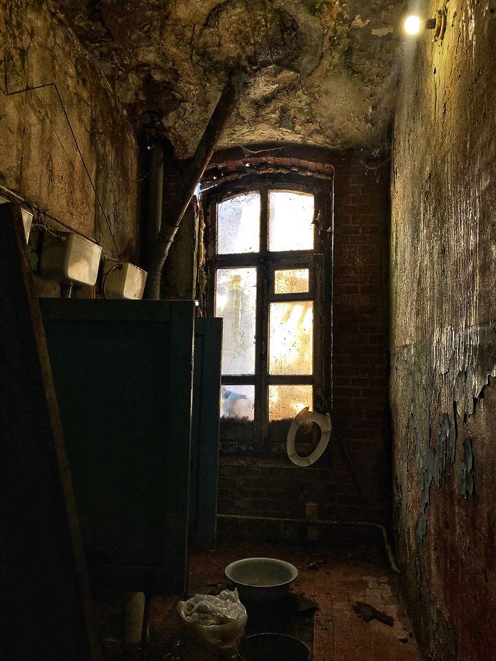 Сосульки и дыры в стенах: тверская казарма "угрожает" жизни своих жильцов