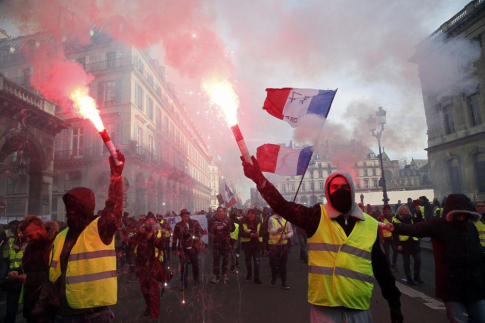 Впечатляющие кадры протестов в Париже: слезоточивый газ и драки