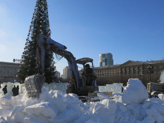 Ледовый городок демонтируют на площади Ленина в Хабаровске