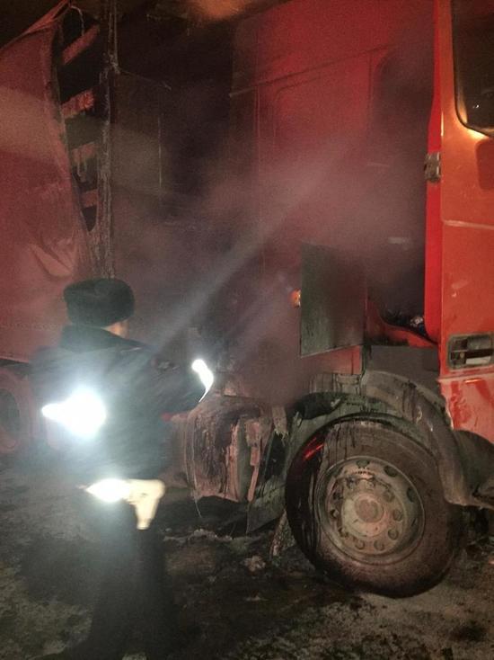 В Набережных Челнах на дороге загорелся грузовой автомобиль