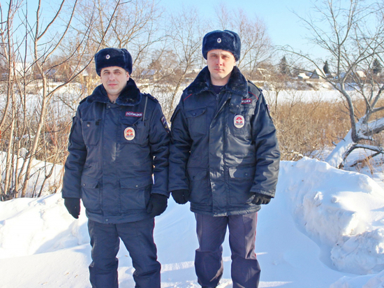 Полицейские спасли двух курганцев, замерзающих в сугробе