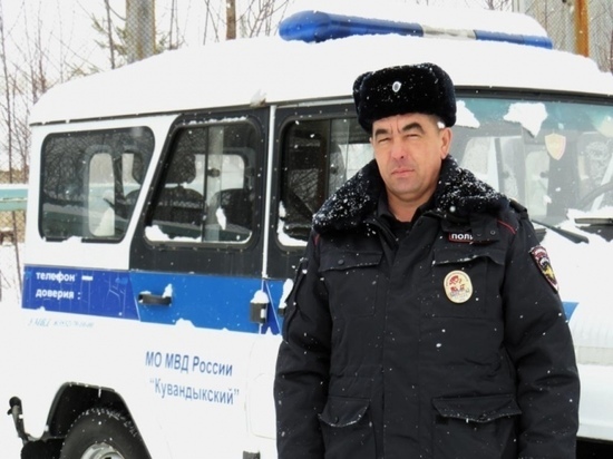 Полицейский из Кувандыкского района спас замерзающих на трассе