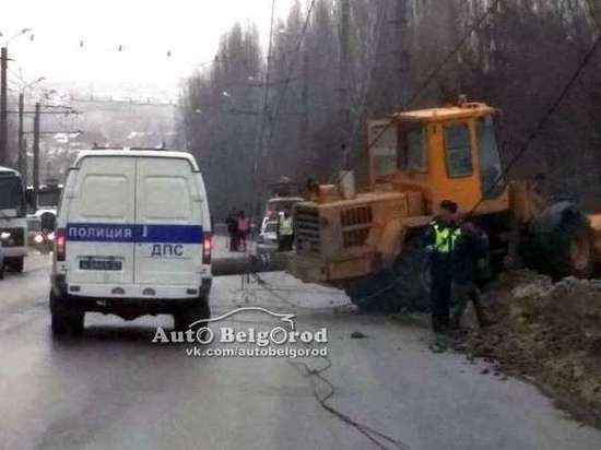 В Белгороде трактор сбил столб и порвал троллейбусную линию
