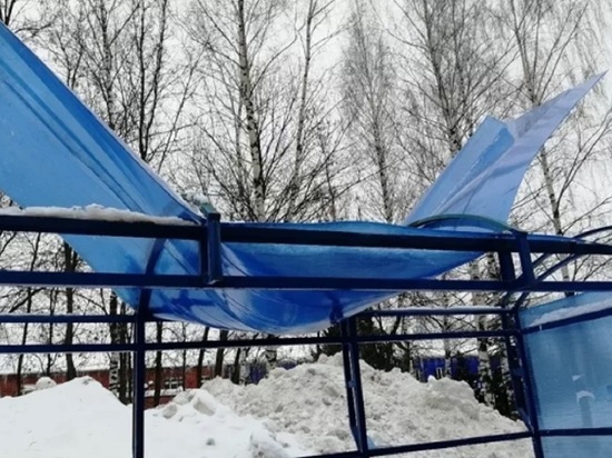 Под тяжестью снега в Ярославле рухнула остановка