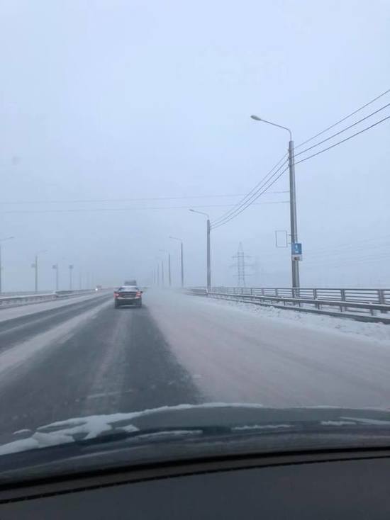 Наледь на выделенных полосах на мостах в Красноярске образовалась из-за реагента