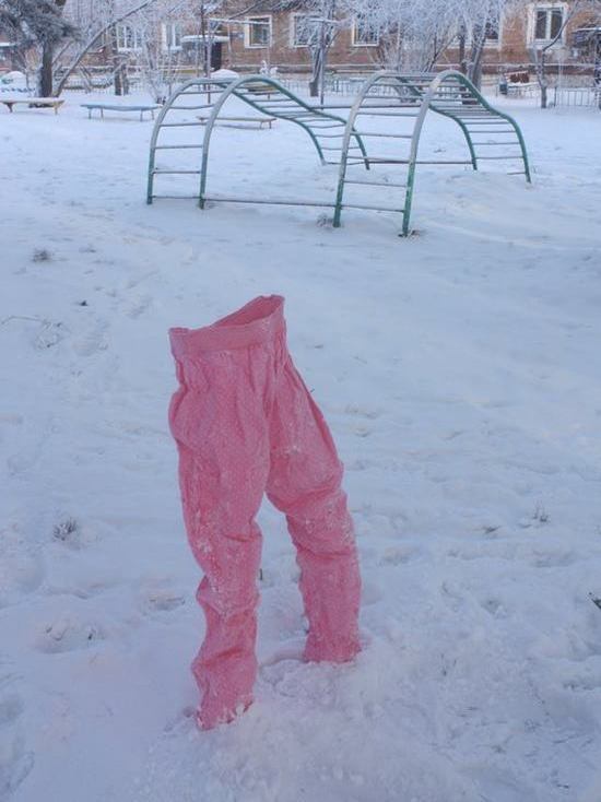 Сибиряки присоединились к флешмобу #frozenpants и замораживают штаны на улице