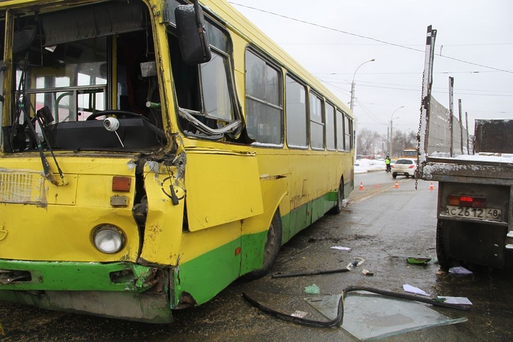 В Липецке "МАН" "подрезал" автобус: ранены пятеро