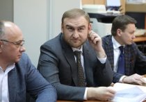 Мосгорсуд оставил под арестом сенатора от КЧР Рауфа Арашукова до 30 марта