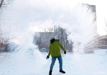 Жители регионов, где вот уже несколько дней стоят небывалые морозы — под -40, а то и под -50 градусов, выходят на улицу с кипятком, чтобы убедиться: если выплеснуть горячую воду в воздух, то она мгновенно превратится мелкую снежную пыль