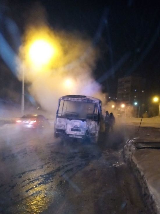 Автобус с 30 пассажирами сгорел после ДТП в Новокузнецке