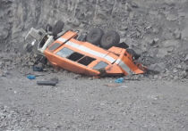 Водитель автобуса, упавшего с технологической дороги в кювет на разрезе "Распадский" в 100 километрах от Междуреченска, выжил, о чем сообщает портал VSE42