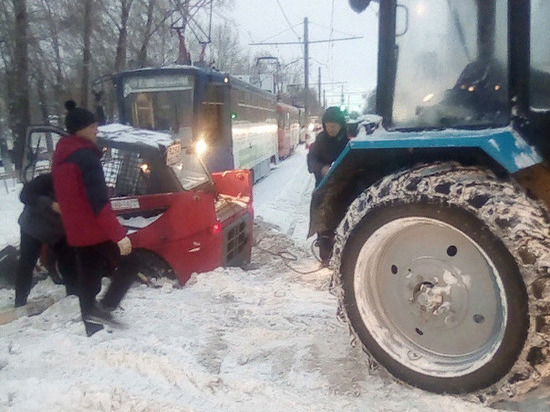В Ульяновске снега так много, что застревает даже снегоуборочная техника