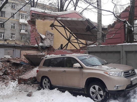 В Петербурге под тяжестью снега рухнула крыша котельной