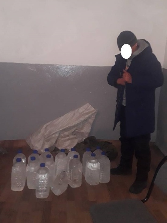 В Туве мужчина под видом туриста с рюкзаками попытался обойти пост ДПС с 75 литрами спирта В Туве мужчина под видом туриста с рюкзаками попытался обойти пост ДПС с 75 литрами спирта