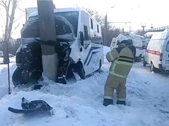 В Башкирии автобус врезался в ЛЭП: 19 пострадавших