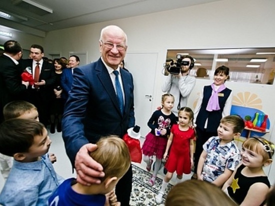 В Оренбурге губернатор без бахил детский садик посетил