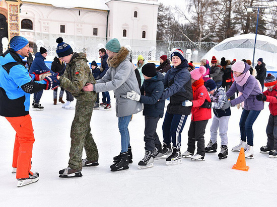 Ярославские хоккеисты учили особенных детей стоять на коньках