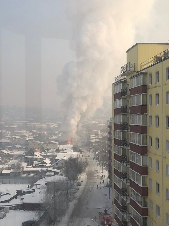 Из двух горящих домов в Иркутске спаслось 11 человек