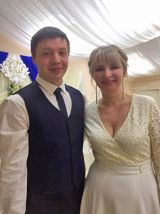 Красноярские учителя поженились после ремонта класса