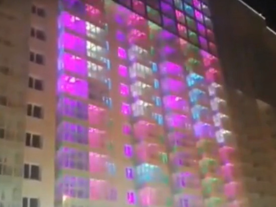 На домах в микрорайоне «Тихие зори» установили яркую подсветку к Универсиаде