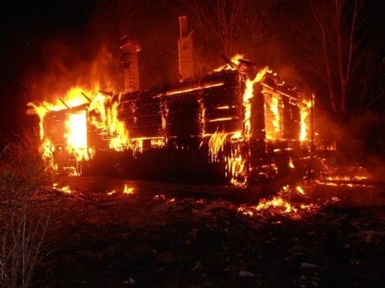 Ночной пожар уничтожил два дома и баню под Архангельском
