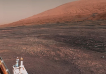 Специалисты американского аэрокосмического агентства NASA опубликовали панорамный снимок Марса, составленный из кадров, которые были получены марсоходом Curiosity/ Видео позволяет «оглянуться» на Марсе и, по мнению специалистов, тем самым позволяет в максимальной степени почувствовать себя на Красной планете