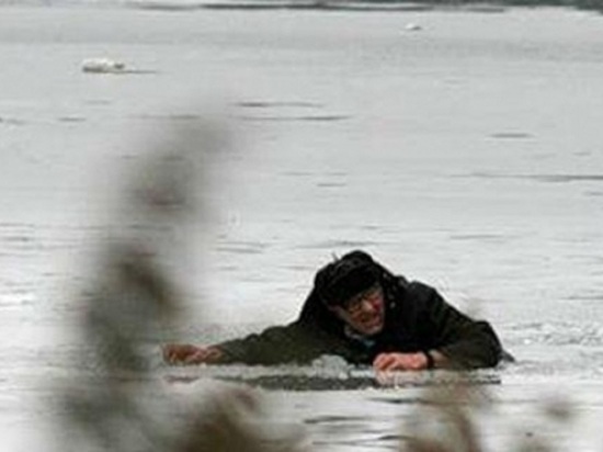 В Рыбинске спасли рыбака попавшего в полынью