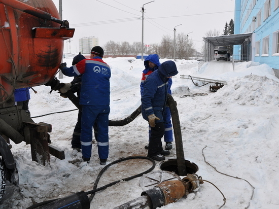 «РКС-Киров» обновляет канализацию больницы экстренной помощи