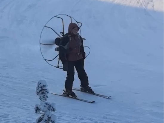 Карлсон на лыжах: по Салехарду прокатился лыжник с пропеллером