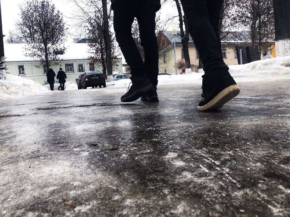 Танцы на льду: жители Твери скользят и падают на тротуарах