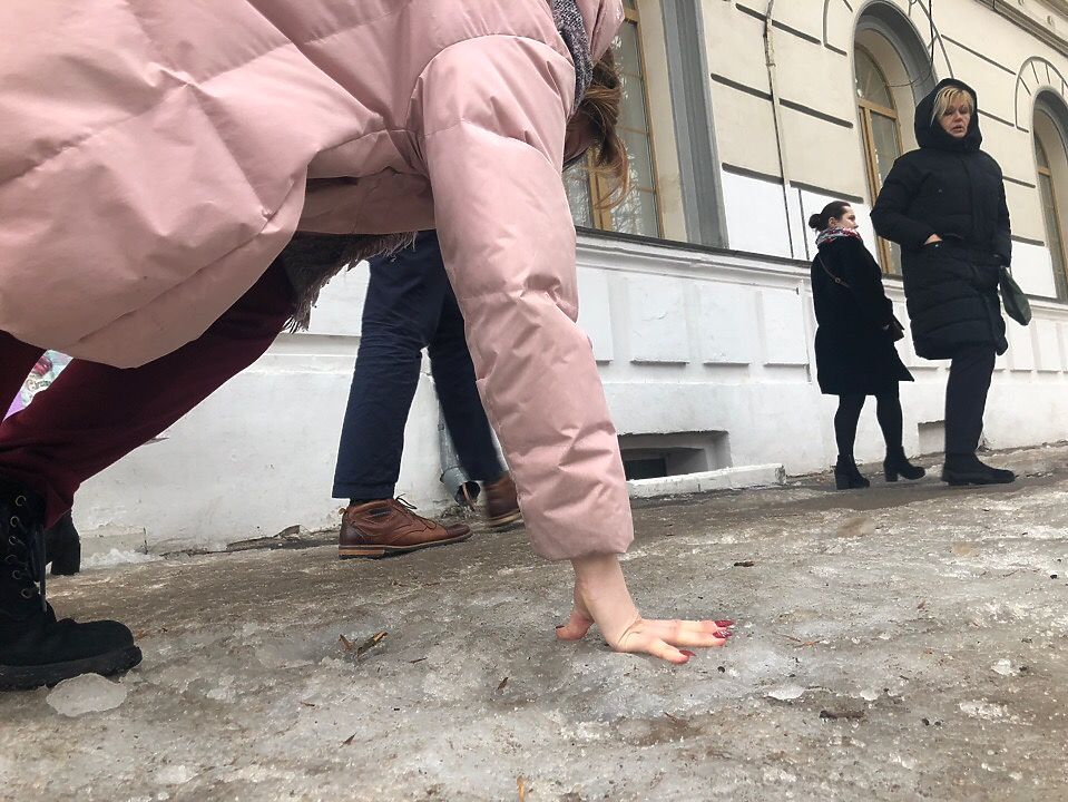 Танцы на льду: жители Твери скользят и падают на тротуарах