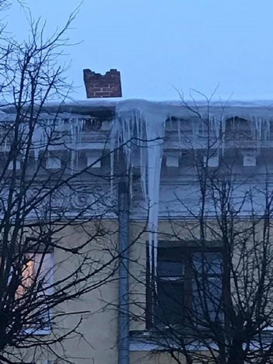 Ярославцы бьют тревогу: над улицей Советской нависает сосулька-убийца Ярославцы бьют тревогу: над улицей Советской нависает сосулька-убийца
