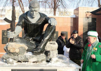В сети раскритиковали памятник, который на прошлой неделе установили в башкирском городе Салават в честь участников локальных войн