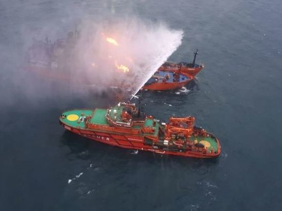В Черном море продолжают гореть два танкера В Черном море продолжают гореть два танкера