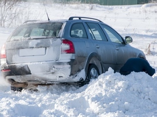 Ульяновские гаишники вытащили из кювета съехавший автомобиль